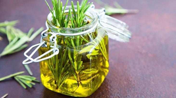 Afra Saraçoğlunun hiç vazgeçemediği saç rutini Hem yağı hem suyu gürleştiriyormuş