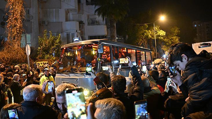 Ferdi Tayfur'un sevenleri gözyaşlarına boğuldu! Hastane binası önünde toplandılar ve şarkılarını açtılar