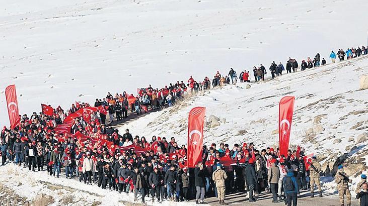 Gençler şehitleri anmak için Sarıkamış yolunda