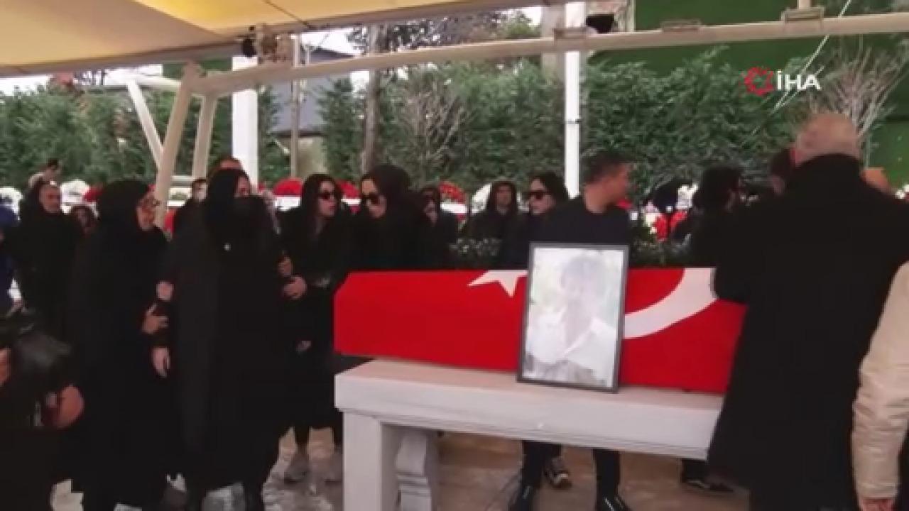Son dakika haberi: Ferdi Tayfurun cenazesinde kavga Tuğçe Tayfur ve Şirin Gözalıcı küfür ederek birbirine girdi