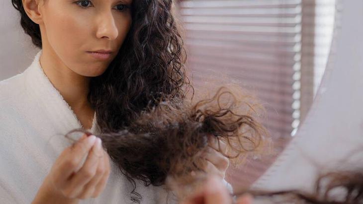 Şekillendirirken kırıyormuşuz Saçları yok eden 5 hata