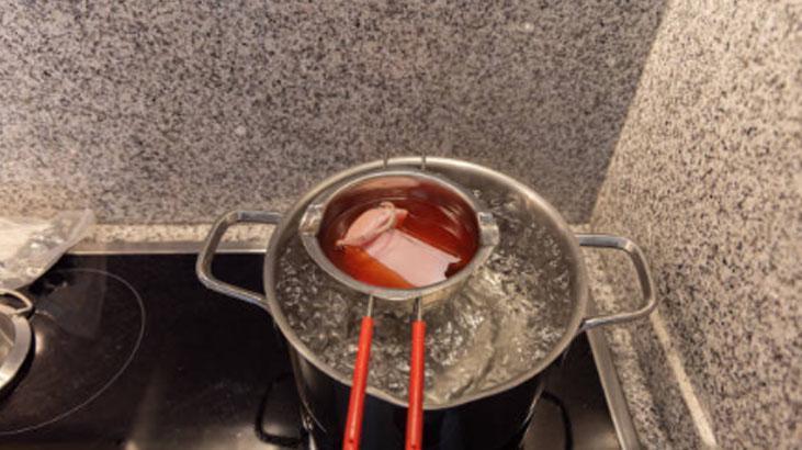 Tıkalı burunlara doğal mumlu çözüm Azıcık vicksle evde şipşak hazırlanıyor