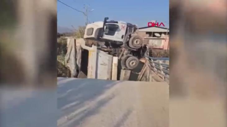 Hatay'da feci olay! Köprü kamyonun üzerine çöktü, kamyon dereye düştü