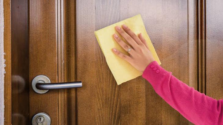 Kapılarınızı pırıl pırıl parlatacak muhteşem karışım Sıcak suya bu 4 malzemeyi ekleyin