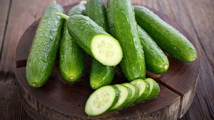 SALATALIKLARI SUYA BATIRARAK TAZE TUTUN SALATALIKLARI SUYA BATIRARAK TAZE TUTUN