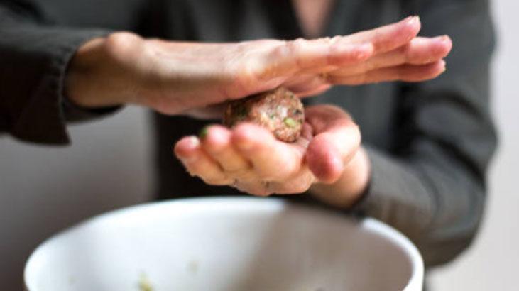 Bayat ekmekleri değerlendirmenin en nefis yolu Anne köftesi gibi oluyor, ağızda dağılacak Bayat ekmekleri değerlendirmenin en nefis yolu Anne köftesi gibi oluyor, ağızda dağılacak