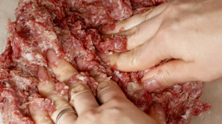 Bayat ekmekleri değerlendirmenin en nefis yolu Anne köftesi gibi oluyor, ağızda dağılacak Bayat ekmekleri değerlendirmenin en nefis yolu Anne köftesi gibi oluyor, ağızda dağılacak