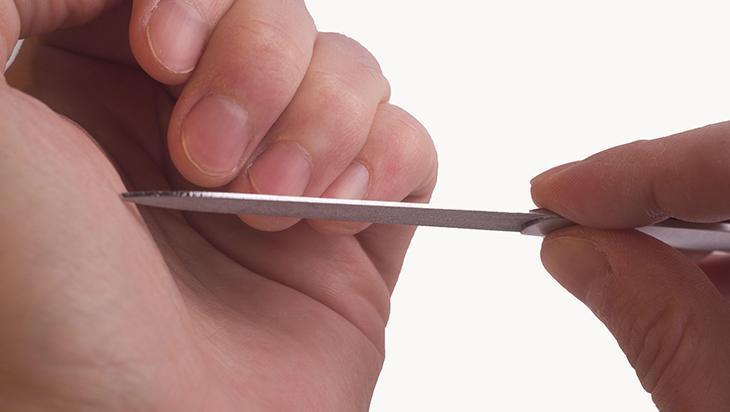 Kırılan tırnak canınızı sıkmasın Çaresi metal törpü değil, mikrop hücum ediyor