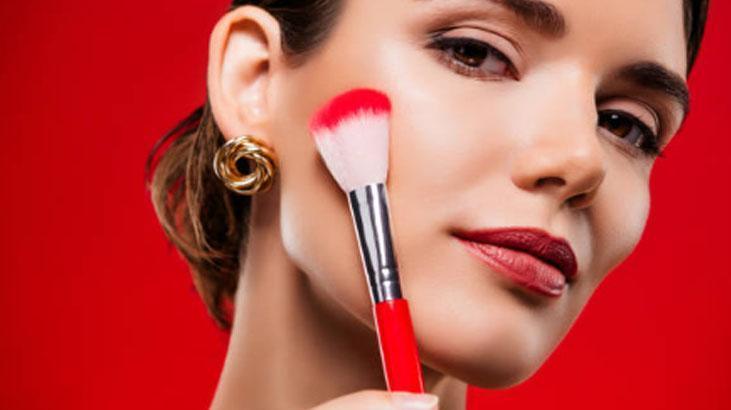 Keskin yüz hatları için parmak ucu hilesi 39 değil, 25 yaşında görünüyorum Keskin yüz hatları için parmak ucu hilesi 39 değil, 25 yaşında görünüyorum