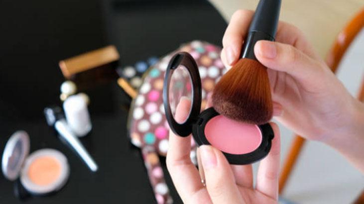 Keskin yüz hatları için parmak ucu hilesi 39 değil, 25 yaşında görünüyorum Keskin yüz hatları için parmak ucu hilesi 39 değil, 25 yaşında görünüyorum