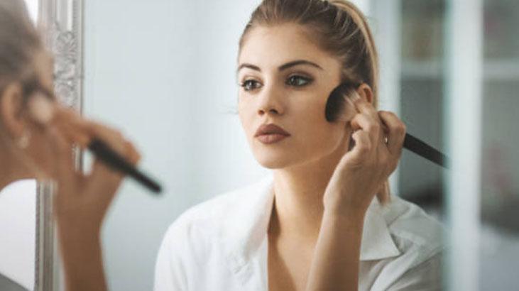 Keskin yüz hatları için parmak ucu hilesi 39 değil, 25 yaşında görünüyorum Keskin yüz hatları için parmak ucu hilesi 39 değil, 25 yaşında görünüyorum