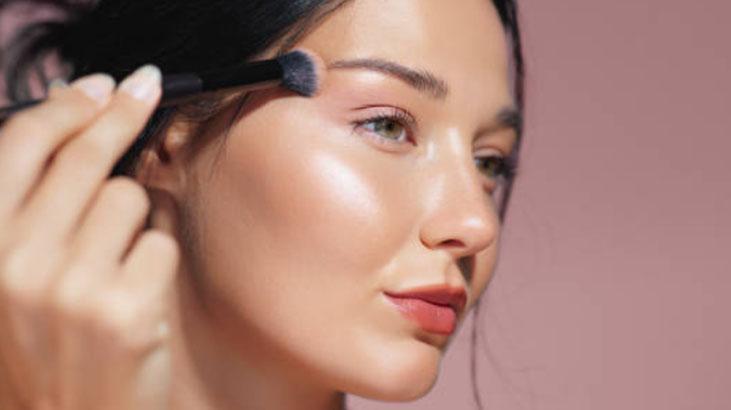 Keskin yüz hatları için parmak ucu hilesi 39 değil, 25 yaşında görünüyorum Keskin yüz hatları için parmak ucu hilesi 39 değil, 25 yaşında görünüyorum