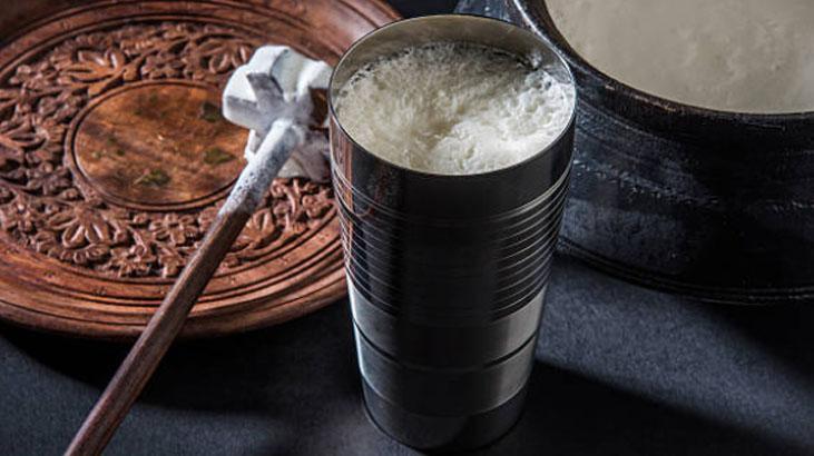 Ev yapımı ayranı tazecik tutan yöntem Su ekledikçe çırpmak şart, tuz işi bitiriyor Ev yapımı ayranı tazecik tutan yöntem Su ekledikçe çırpmak şart, tuz işi bitiriyor