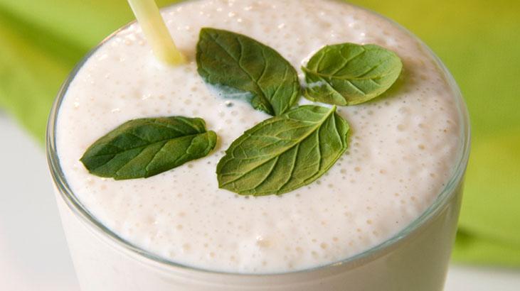 Ev yapımı ayranı tazecik tutan yöntem Su ekledikçe çırpmak şart, tuz işi bitiriyor Ev yapımı ayranı tazecik tutan yöntem Su ekledikçe çırpmak şart, tuz işi bitiriyor