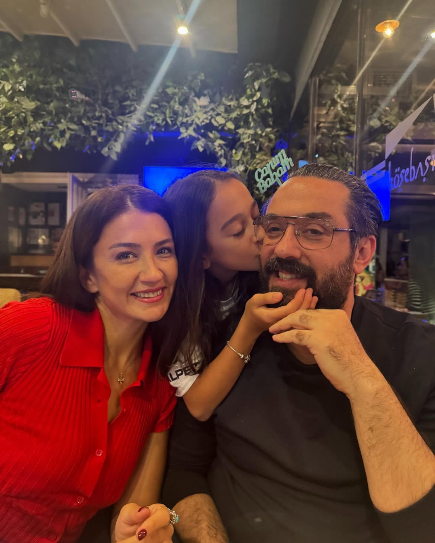 Emir Benderlio lu nun E i Bak n Kim kt Me er nl Oyuncu Ile 