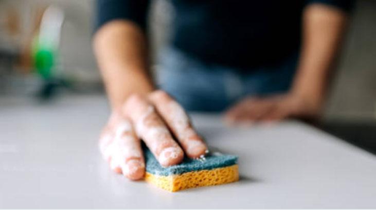 Bulaşık süngerini 1 dakikada sıfırlayan yöntem Ne kir ne yağ, buharı bile yetiyor