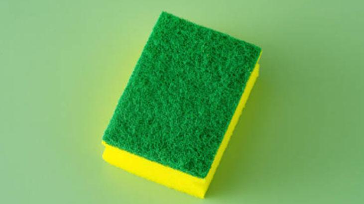 Bulaşık süngerini 1 dakikada sıfırlayan yöntem Ne kir ne yağ, buharı bile yetiyor