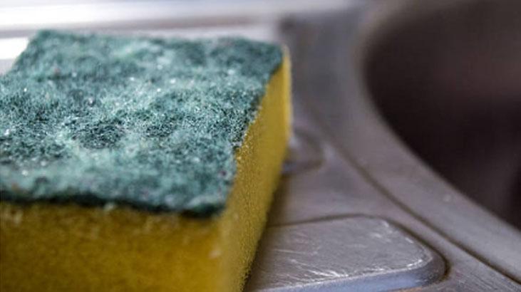 Bulaşık süngerini 1 dakikada sıfırlayan yöntem Ne kir ne yağ, buharı bile yetiyor