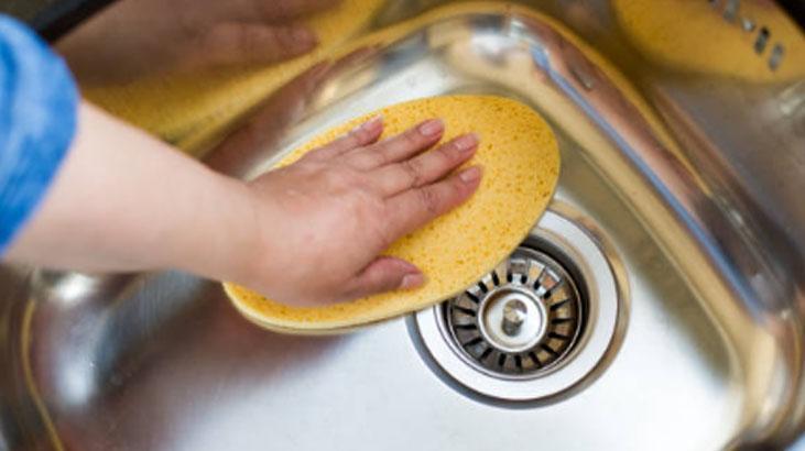 Bulaşık süngerini 1 dakikada sıfırlayan yöntem Ne kir ne yağ, buharı bile yetiyor