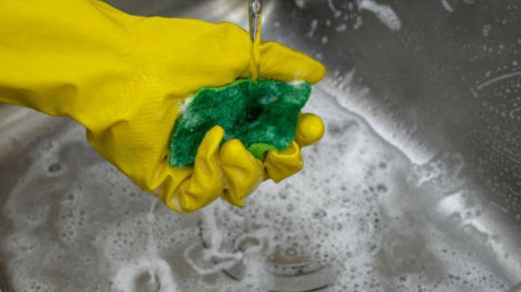 Bulaşık süngerini 1 dakikada sıfırlayan yöntem Ne kir ne yağ, buharı bile yetiyor