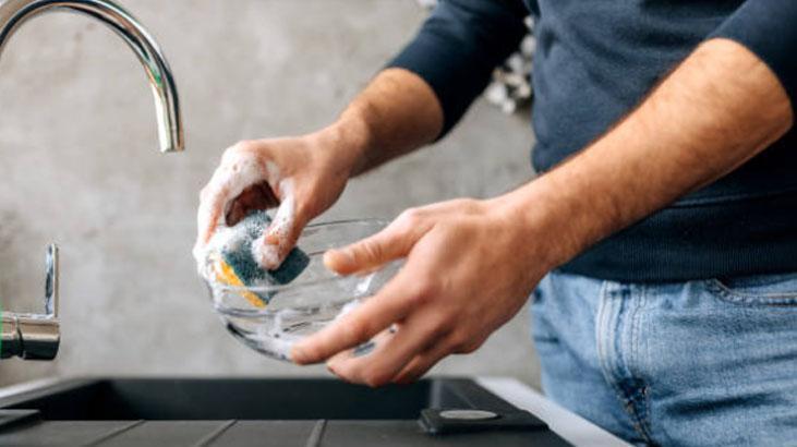 Bulaşık süngerini 1 dakikada sıfırlayan yöntem Ne kir ne yağ, buharı bile yetiyor