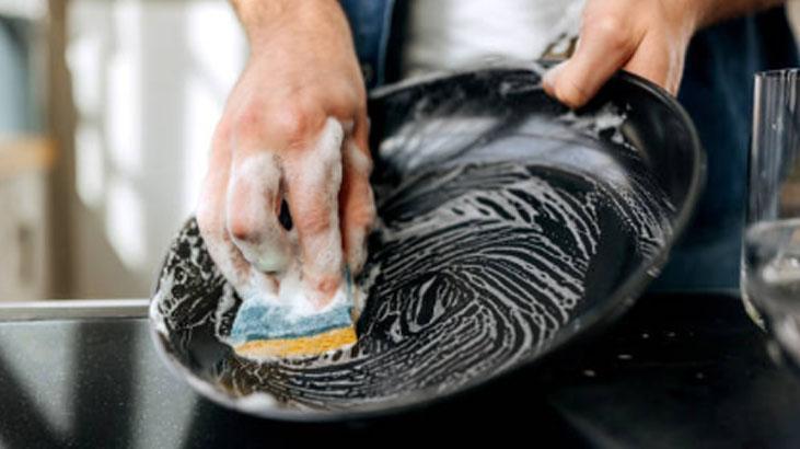 Bulaşık süngerini 1 dakikada sıfırlayan yöntem Ne kir ne yağ, buharı bile yetiyor