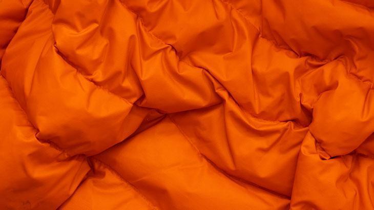 Montun yakasına allık veya fondöten bulaşmasına son veren yöntem Yakasını mutlaka sıkın