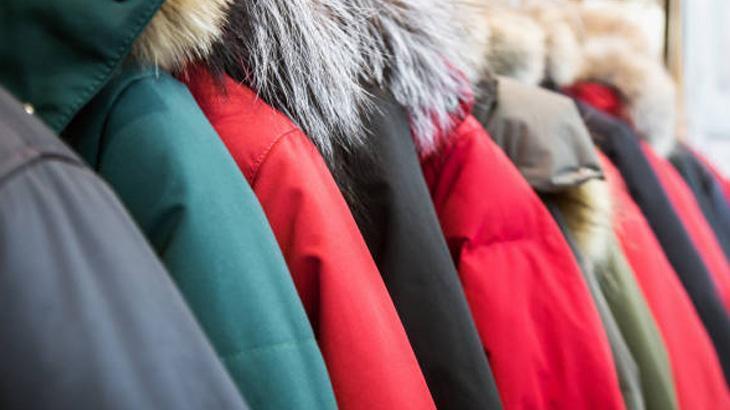 Montun yakasına allık veya fondöten bulaşmasına son veren yöntem Yakasını mutlaka sıkın