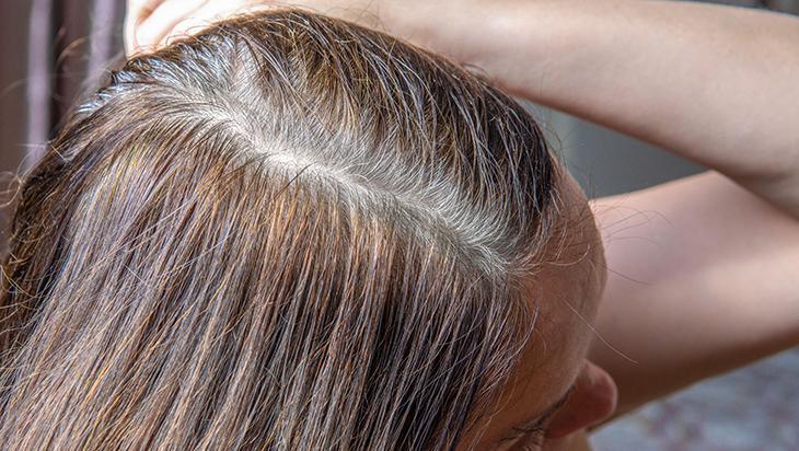 Beyazlayan saçın imdadına koşuyor Boyaları çöpe atacaksınız, simsiyah olacak Beyazlayan saçın imdadına koşuyor Boyaları çöpe atacaksınız, simsiyah olacak