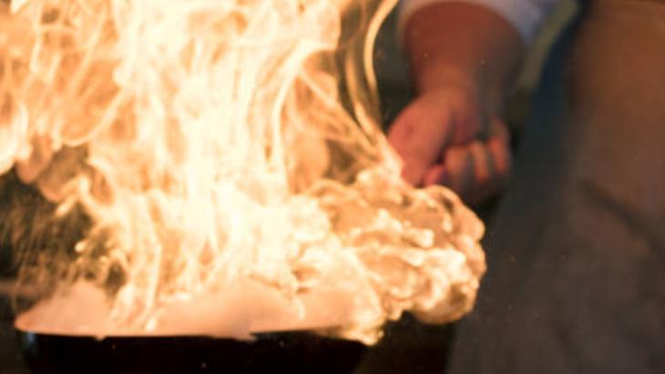 Tencerede alev alan yağ her yere sıçrar Su dökmek hayati hata, çözüm beyaz tozda