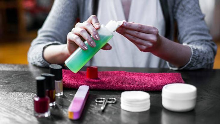 Katılaştı diye çöpe atıp yenisini alan var 70 lirayla onlarca ojeyi kurtarın