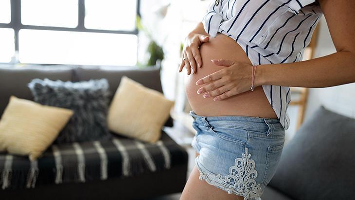Bacaktaki, göbekteki çatlakları silgi gibi silen taktik 2 malzeme mucize yaratıyor