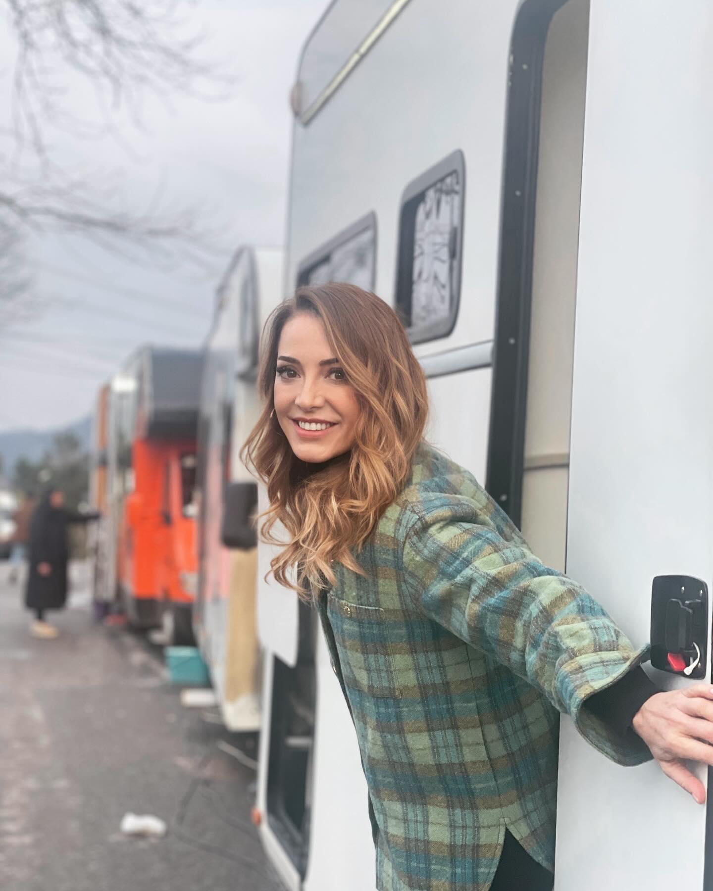 Aslında arkeoloji mezunu Dolunay Soysert sahneye ilk olarak 30 yıl önce çıktı