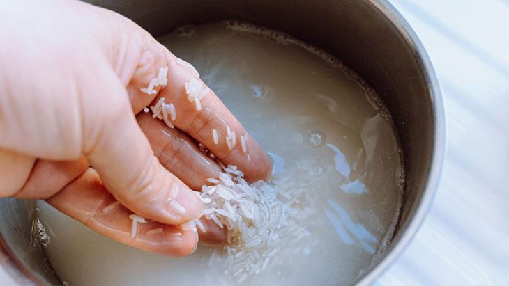 Pirinç diye plastik yiyoruz Suya atınca foyası ortaya çıkıyor, pişse de faydası yok