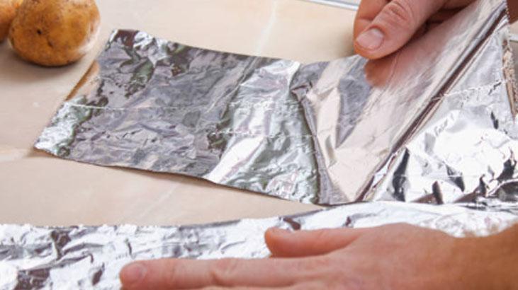 Ne düzleştirici ne krem, bir top folyoyla saçınız ipeğe dönsün Çantaya sığıyor Ne düzleştirici ne krem, bir top folyoyla saçınız ipeğe dönsün Çantaya sığıyor