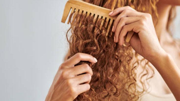 Kıvırcık saçlar çile olmaktan çıkıyor Kuruluktan kurtaracak, belirgin bukleler için doğal maske