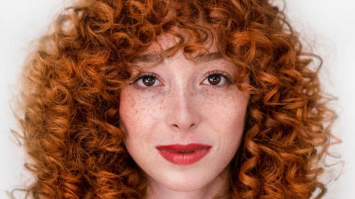 Kıvırcık saçlar çile olmaktan çıkıyor Kuruluktan kurtaracak, belirgin bukleler için doğal maske