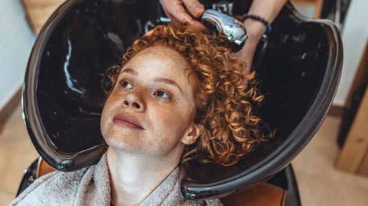 Kıvırcık saçlar çile olmaktan çıkıyor Kuruluktan kurtaracak, belirgin bukleler için doğal maske