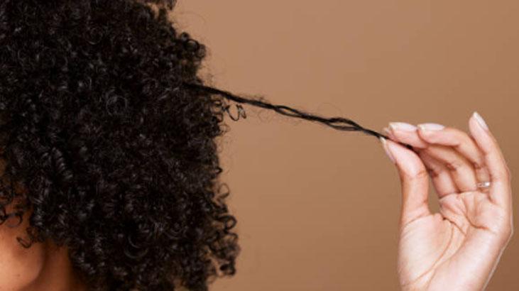 Kıvırcık saçlar çile olmaktan çıkıyor Kuruluktan kurtaracak, belirgin bukleler için doğal maske