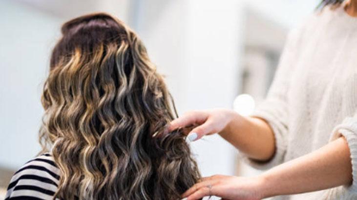 Kıvırcık saçlar çile olmaktan çıkıyor Kuruluktan kurtaracak, belirgin bukleler için doğal maske