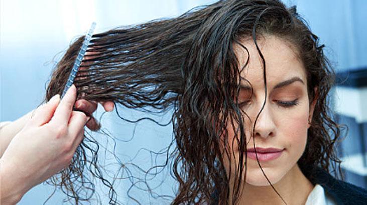 Kıvırcık saçlar çile olmaktan çıkıyor Kuruluktan kurtaracak, belirgin bukleler için doğal maske