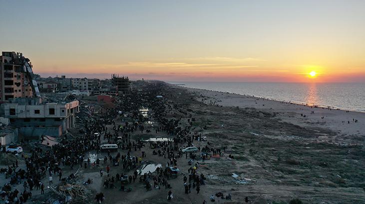 Gazzede zorla yerinden edilen on binlerce Filistinlinin topraklarına dönüşü başladı
