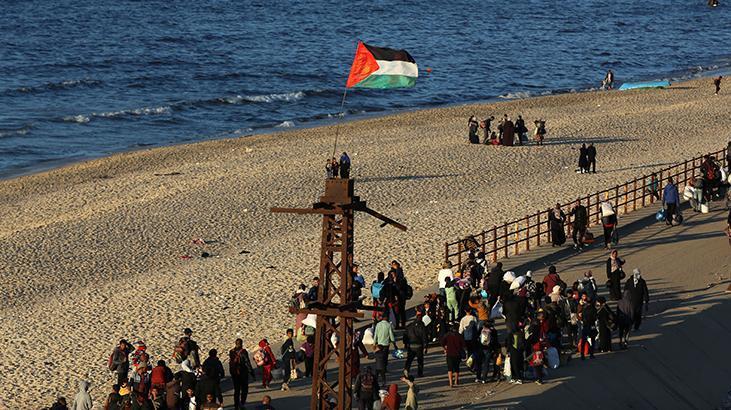 Gazzede zorla yerinden edilen on binlerce Filistinlinin topraklarına dönüşü başladı