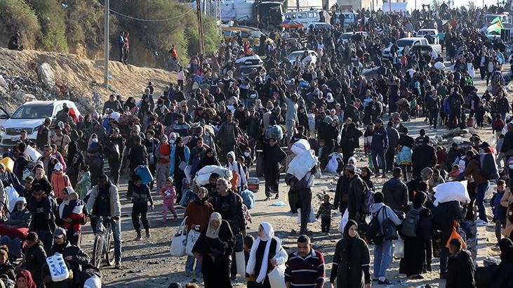 Gazzede zorla yerinden edilen on binlerce Filistinlinin topraklarına dönüşü başladı