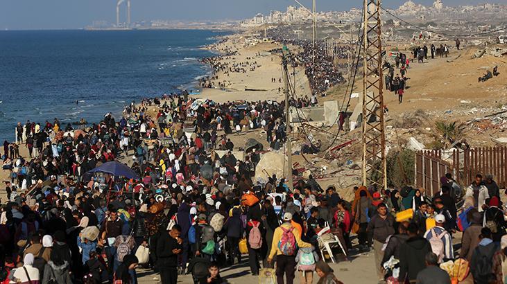 Gazzede zorla yerinden edilen on binlerce Filistinlinin topraklarına dönüşü başladı