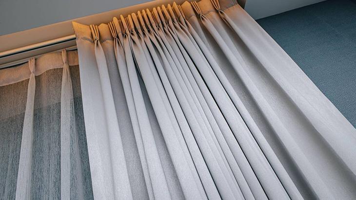 Ev hanımlarının 1 numaralı tüyosu Kornişten çıkarmayın, perde şipşak arınacak