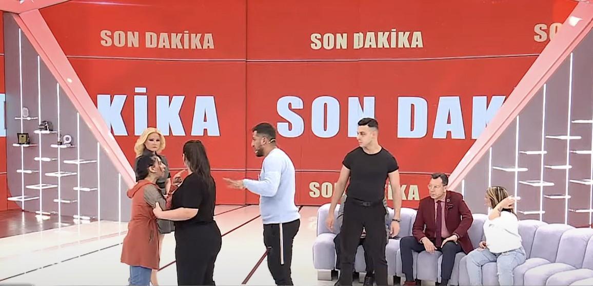 Müge Anlıyı canlı yayında çıldırttılar Çocuklarını bırakıp kaçan babanın TikTok dans videoları ortaya çıktı