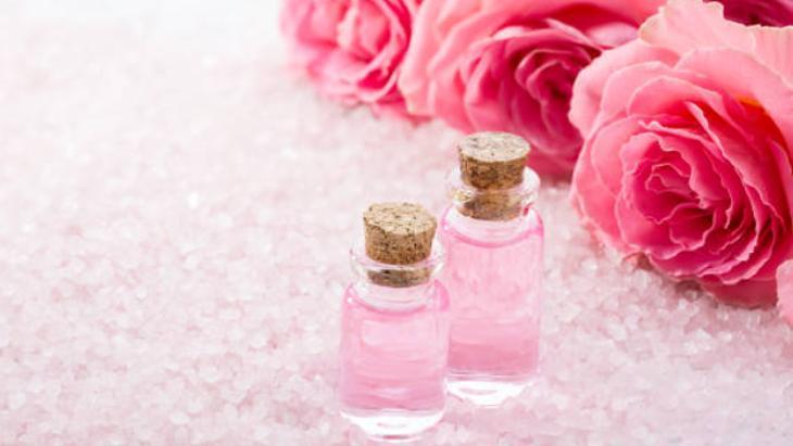 GÜL SUYU CİLDİNİ CANLANDIRIRDI