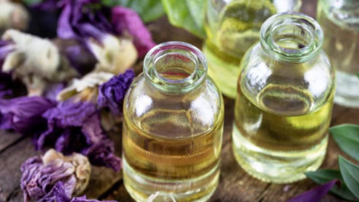 GÜZELLİĞİNİ TAMAMLAYAN KOKULAR LAVANTA VE AMBER