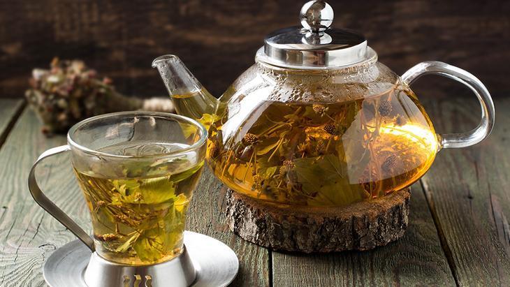 GÜZELLİK İÇİN BİTKİ ÇAYI TÜKETİRDİ